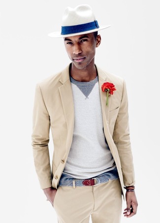 30 Jährige: Weißen Hut kombinieren – 83 Elegante Herren Outfits: Vereinigen Sie einen hellbeige Anzug mit einem weißen Hut für ein großartiges Wochenend-Outfit.