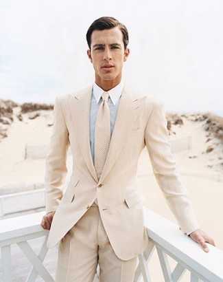 Beige Anzug kombinieren – 500+ Elegante Sommer Herren Outfits: Kombinieren Sie einen beige Anzug mit einem hellblauen Businesshemd für eine klassischen und verfeinerte Silhouette. Schon mal so einen trendigen Sommer-Look gesehen?