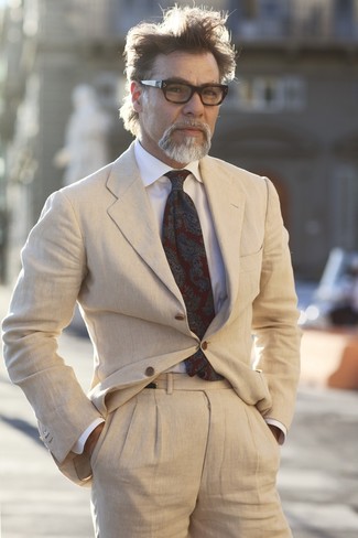 50 Jährige: Hellbeige Anzug kombinieren – 42 Elegante Herren Outfits warm Wetter: Kombinieren Sie einen hellbeige Anzug mit einem weißen Businesshemd für eine klassischen und verfeinerte Silhouette.