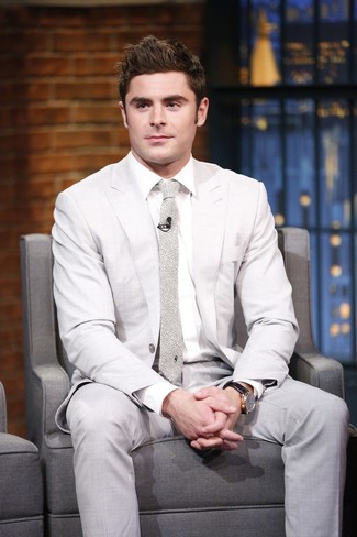 Zac Efron trägt hellbeige Anzug, weißes Businesshemd, hellbeige bedruckte Krawatte