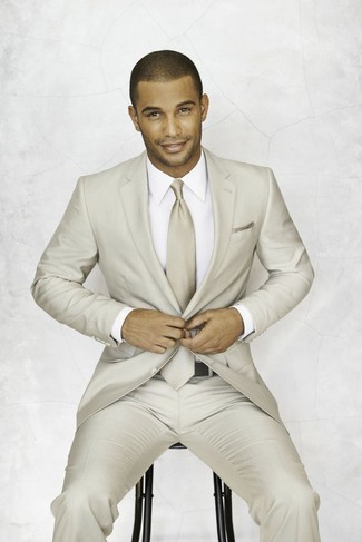 30 Jährige: Hellbeige Krawatte kombinieren – 293 Herren Outfits: Kombinieren Sie einen hellbeige Anzug mit einer hellbeige Krawatte für eine klassischen und verfeinerte Silhouette.