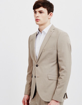 20 Jährige: Weißes und dunkelblaues Businesshemd kombinieren – 474 Elegante Herren Outfits: Etwas Einfaches wie die Wahl von einem weißen und dunkelblauen Businesshemd und einem hellbeige Anzug kann Sie von der Menge abheben.