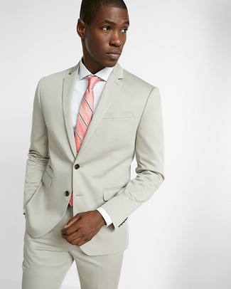 Rosa vertikal gestreifte Krawatte kombinieren – 6 Herren Outfits: Kombinieren Sie einen hellbeige Anzug mit einer rosa vertikal gestreiften Krawatte, um vor Klasse und Perfektion zu strotzen.