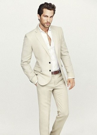 hellbeige Anzug, weißes Langarmhemd, brauner Ledergürtel für Herren
