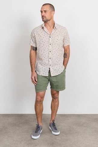 Olivgrüne Shorts kombinieren – 410 Herren Outfits: Kombinieren Sie ein hellbeige bedrucktes Kurzarmhemd mit olivgrünen Shorts für ein sonntägliches Mittagessen mit Freunden. Graue Leder niedrige Sneakers fügen sich nahtlos in einer Vielzahl von Outfits ein.