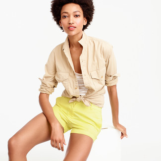 Gelbe Shorts kombinieren – 40 Damen Outfits: Mit dieser Kombination aus einem hellbeige Businesshemd und gelben Shorts werden Sie die richtige Balance zwischen Funktion und Look erreichen.