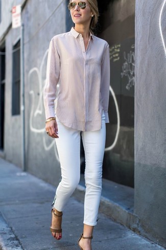 Hellbeige Businesshemd kombinieren – 43 Damen Outfits: Vereinigen Sie ein hellbeige Businesshemd mit weißen engen Jeans, um ein müheloses Alltags-Outfit zu erzielen, der im Kleiderschrank der Frau auf keinen Fall fehlen darf. Olivgrüne Leder Sandaletten sind eine kluge Wahl, um dieses Outfit zu vervollständigen.