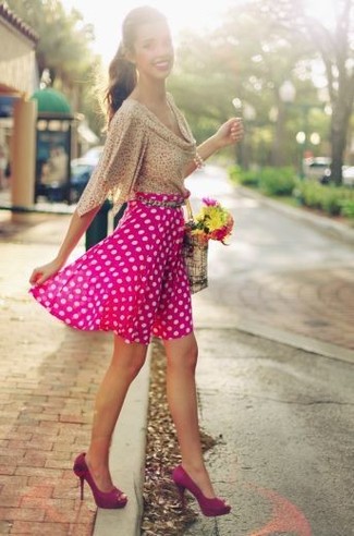 Hellviolette Pumps kombinieren – 37 Damen Outfits: Kombinieren Sie eine hellbeige Kurzarmbluse aus Chiffon mit einem fuchsia gepunkteten Skaterrock für einen sehr schönen Look. Hellviolette Pumps sind eine kluge Wahl, um dieses Outfit zu vervollständigen.