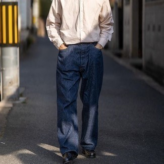 30 Jährige: Slipper kombinieren – 500+ Sommer Herren Outfits: Die Kombination von einem hellbeige Langarmhemd und dunkelblauen Jeans erlaubt es Ihnen, Ihren Freizeitstil klar und einfach zu halten. Fühlen Sie sich mutig? Komplettieren Sie Ihr Outfit mit Slippern. Was für eine tolle Sommer-Look Idee!