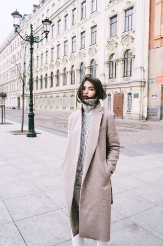 Hellbeige Mantel kombinieren – 314 Smart-Casual Damen Outfits kühl Wetter: Um einen unkompliziertfen aber modischen Look zu erhalten, kombinieren Sie einen hellbeige Mantel mit weißen engen Jeans.