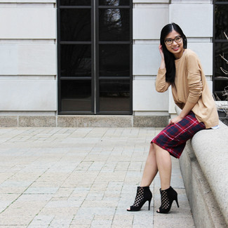 Oversize Pullover kombinieren – 500+ Damen Outfits: Die Kombi aus einem Oversize Pullover und einem roten und dunkelblauen Bleistiftrock mit Schottenmuster liefert entspannten und zeitgenössischen Stil. Schwarze Wildleder Stiefeletten mit Ausschnitten sind eine perfekte Wahl, um dieses Outfit zu vervollständigen.