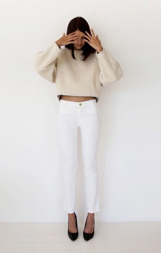 Weiße Jeans kombinieren – 571+ Damen Outfits: Kombinieren Sie einen hellbeige Oversize Pullover mit weißen Jeans - mehr brauchen Sie nicht, um einen idealen ultralässigen Alltags-Look zu zaubern. Dieses Outfit passt hervorragend zusammen mit schwarzen Leder Pumps.