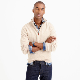 Beige Pullover mit einem Reißverschluss am Kragen kombinieren – 52 Herren Outfits: Kombinieren Sie einen beige Pullover mit einem Reißverschluss am Kragen mit dunkelblauen Jeans für ein bequemes Outfit, das außerdem gut zusammen passt.