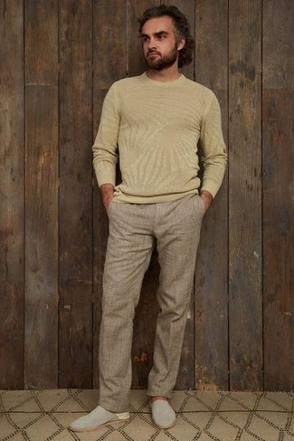 Hellbeige Pullover mit einem Rundhalsausschnitt kombinieren – 500+ Herren Outfits: Entscheiden Sie sich für einen hellbeige Pullover mit einem Rundhalsausschnitt und eine beige Leinen Chinohose für ein bequemes Outfit, das außerdem gut zusammen passt. Fühlen Sie sich ideenreich? Entscheiden Sie sich für grauen Segeltuch Slipper.