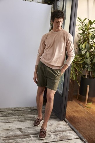 Bootsschuhe kombinieren – 500+ Herren Outfits: Kombinieren Sie einen hellbeige Pullover mit einem Rundhalsausschnitt mit olivgrünen Shorts für ein sonntägliches Mittagessen mit Freunden. Bootsschuhe sind eine ideale Wahl, um dieses Outfit zu vervollständigen.
