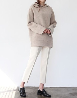 hellbeige Pullover mit einer Kapuze, weiße Karottenhose, schwarze Leder Slipper für Damen