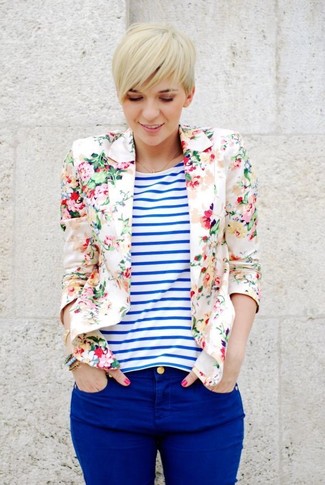 Wie Jeans mit Sakkos zu kombinieren – 104 Casual Frühling Damen Outfits: Probieren Sie diese Paarung aus einem Sakko und Jeans für einen für die Freizeit geeigneten Look. Dieser Look  ist für den Frühling einfach toll.