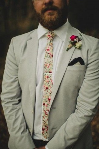 Hellbeige Krawatte mit Blumenmuster kombinieren – 3 Sommer Herren Outfits: Geben Sie den bestmöglichen Look ab in einem hellbeige Sakko und einer hellbeige Krawatte mit Blumenmuster. So einfach kann ein trendiger Sommer-Look sein.