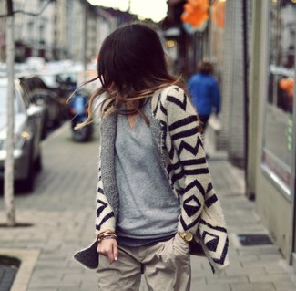 hellbeige Strickjacke mit einer offenen Front mit geometrischen Mustern, grauer Pullover mit einem V-Ausschnitt, hellbeige Chinohose für Damen