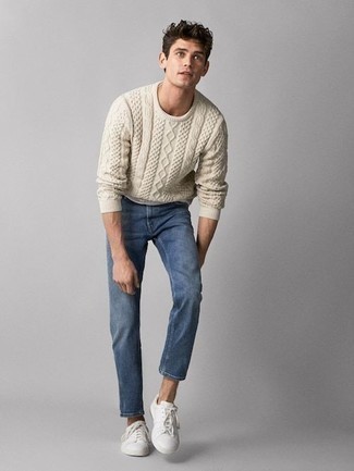 20 Jährige: Dunkelblaue Jeans kombinieren – 500+ Frühling Herren Outfits: Kombinieren Sie einen hellbeige Strickpullover mit dunkelblauen Jeans für ein großartiges Wochenend-Outfit. Weiße Segeltuch niedrige Sneakers sind eine gute Wahl, um dieses Outfit zu vervollständigen. Was für eine schöne Frühlings-Outfit Idee!