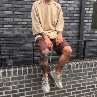 hellbeige T-Shirt mit einem Rundhalsausschnitt, braune Sportshorts, graue Sportschuhe für Herren