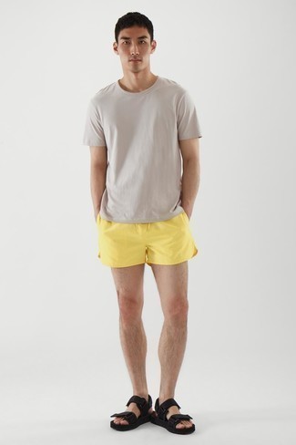 Gelbe Shorts kombinieren – 133 Herren Outfits: Kombinieren Sie ein hellbeige T-Shirt mit einem Rundhalsausschnitt mit gelben Shorts für einen entspannten Wochenend-Look. Suchen Sie nach leichtem Schuhwerk? Vervollständigen Sie Ihr Outfit mit schwarzen Segeltuchsandalen für den Tag.