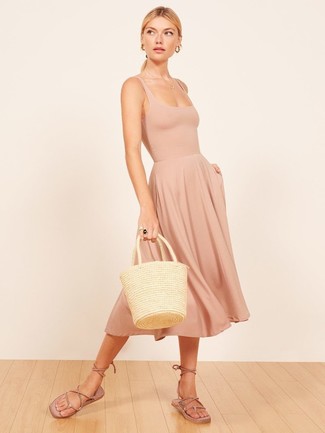 Flache Sandalen kombinieren – 500+ Damen Outfits: Wahlen Sie ein hellbeige Trägerkleid, um ein entspanntes Outfit zu schaffen. Vervollständigen Sie Ihr Look mit flachen Sandalen.