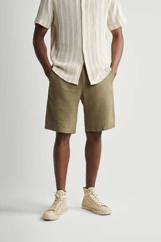 Welche Shorts mit hellbeige Kurzarmhemdes zu tragen – 52 Herren Outfits: Paaren Sie ein hellbeige Kurzarmhemd mit Shorts, um einen lockeren, aber dennoch stylischen Look zu erhalten. Hellbeige hohe Sneakers aus Segeltuch verleihen einem klassischen Look eine neue Dimension.