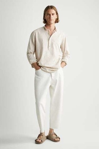 Beige Langarmhemd kombinieren – 3 Herren Outfits: Kombinieren Sie ein beige Langarmhemd mit weißen Jeans, um mühelos alles zu meistern, was auch immer der Tag bringen mag. Fühlen Sie sich mutig? Vervollständigen Sie Ihr Outfit mit beige Wildledersandalen.