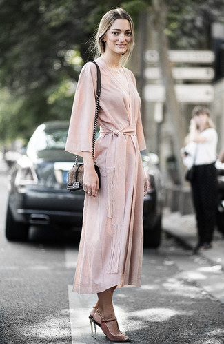 Wickelkleid kombinieren – 33 Damen Outfits: Wahlen Sie ein Wickelkleid für einen modischen Look. Dieses Outfit passt hervorragend zusammen mit braunen Wildleder Sandaletten.
