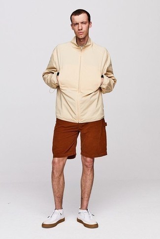 Rotbraune Shorts kombinieren – 129 Herren Outfits: Erwägen Sie das Tragen von einer hellbeige Windjacke und rotbraunen Shorts für ein bequemes Outfit, das außerdem gut zusammen passt. Fühlen Sie sich ideenreich? Entscheiden Sie sich für weißen Chukka-Stiefel aus Segeltuch.