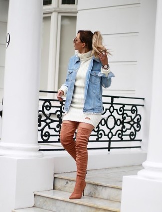Damen Outfits 2021: Vereinigen Sie eine hellblaue Jeansjacke mit einem weißen Sweatkleid für ein wunderbares Wochenend-Outfit. Wählen Sie rosa Overknee Stiefel aus Wildleder, um Ihr Modebewusstsein zu zeigen.