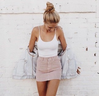 Lässige warm Wetter Outfits Damen 2024: Um ein entspanntes Outfit zu kreieren, erwägen Sie das Tragen von einer hellblauen Jeansjacke und einem rosa Minirock.