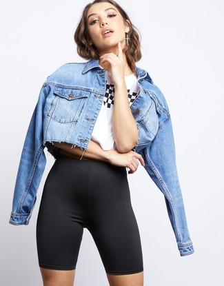 Hellblaue Jeansjacke kombinieren – 147 Damen Outfits: Tragen Sie eine hellblaue Jeansjacke und eine schwarze Radlerhose für eine lässige Silhouette.