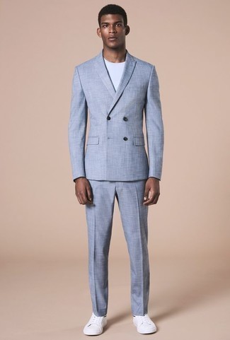 20 Jährige: Hellblauen Anzug kombinieren – 10 Smart-Casual Herren Outfits: Kombinieren Sie einen hellblauen Anzug mit einem weißen T-Shirt mit einem Rundhalsausschnitt, wenn Sie einen gepflegten und stylischen Look wollen. Wenn Sie nicht durch und durch formal auftreten möchten, entscheiden Sie sich für weißen Leder niedrige Sneakers.