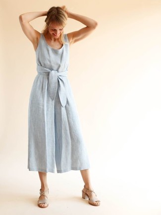 Hellblauen Chambray Jumpsuit kombinieren – 1 Damen Outfits kühl Wetter: Um eine legere und tolle Silhouette zu formen, entscheiden Sie sich für einen hellblauen Chambray Jumpsuit. Hellbeige Wildleder Sandaletten sind eine perfekte Wahl, um dieses Outfit zu vervollständigen.