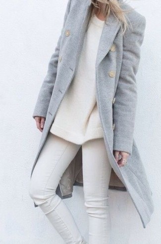 hellblauer Mantel, weißer Oversize Pullover, weiße enge Jeans für Damen