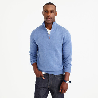 Hellblauen Pullover mit einem Reißverschluss am Kragen kombinieren – 7 Herren Outfits: Kombinieren Sie einen hellblauen Pullover mit einem Reißverschluss am Kragen mit dunkelblauen Jeans, um mühelos alles zu meistern, was auch immer der Tag bringen mag.