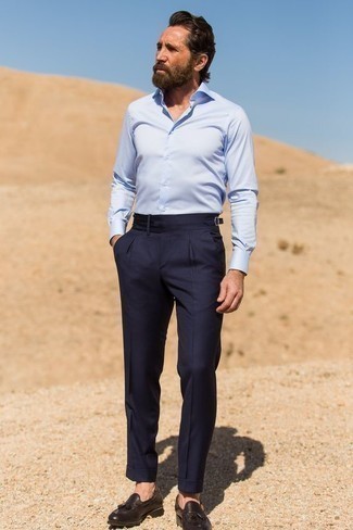 40 Jährige: Braune Leder Slipper kombinieren – 89 Elegante Sommer Herren Outfits: Kombinieren Sie ein hellblaues Businesshemd mit einer dunkelblauen Anzughose, um vor Klasse und Perfektion zu strotzen. Wenn Sie nicht durch und durch formal auftreten möchten, entscheiden Sie sich für braunen Leder Slipper. Ein insgesamt sehr cooler Sommer-Look.