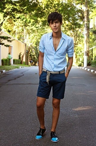 30 Jährige: Shorts kombinieren – 1 Elegante Herren Outfits: Kombinieren Sie ein hellblaues Businesshemd mit Shorts für Ihren Bürojob. Türkise Leder Oxford Schuhe bringen Eleganz zu einem ansonsten schlichten Look.