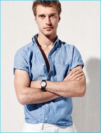 30 Jährige: Hellblaues Kurzarmhemd kombinieren – 215 Sommer Herren Outfits: Entscheiden Sie sich für ein hellblaues Kurzarmhemd und eine weiße Chinohose für einen bequemen Alltags-Look. Ein cooler Look für den Sommer.