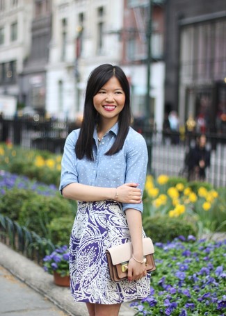 20 Jährige: Hellblaues gepunktetes Businesshemd kombinieren – 2 Damen Outfits: Kombinieren Sie ein hellblaues gepunktetes Businesshemd mit einem violetten bedruckten Minirock, um eine gemütliche Stimmung zu verstärken.