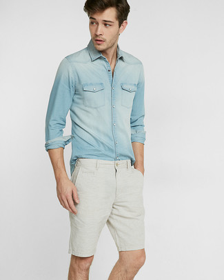 20 Jährige: Hellblaues Jeanshemd kombinieren – 41 Casual Sommer Herren Outfits: Vereinigen Sie ein hellblaues Jeanshemd mit grauen Shorts, um einen lockeren, aber dennoch stylischen Look zu erhalten. Ein insgesamt sehr schönes Sommer-Outfit.