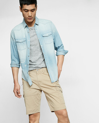 20 Jährige: Hellblaues Jeanshemd kombinieren – 41 Casual Sommer Herren Outfits: Kombinieren Sie ein hellblaues Jeanshemd mit beige Shorts für ein großartiges Wochenend-Outfit. Ein stylischer Look für den Sommer.