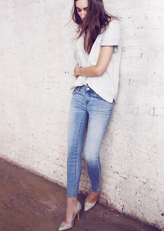 30 Jährige: Hellblaue enge Jeans kombinieren – 103 Smart-Casual Damen Outfits: Wenn Sie ein lockeres Outfit erreichen müssen, probieren Sie diese Kombi aus einem hellblauen Jeanshemd und hellblauen engen Jeans. Graue Leder Pumps sind eine kluge Wahl, um dieses Outfit zu vervollständigen.