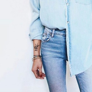 Wie enge Jeans mit Jeanshemdes zu kombinieren – 156 Damen Outfits: Die Kombi aus einem Jeanshemd und engen Jeans schafft die perfekte Balance zwischen legerem Trend-Look und modischem Charme.