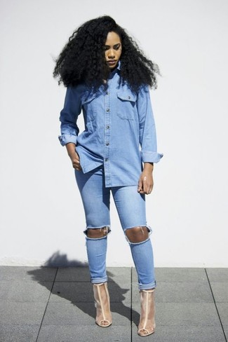 Beige Stiefeletten kombinieren – 277 Damen Outfits: Entscheiden Sie sich für ein hellblaues Jeanshemd und hellblauen enge Jeans mit Destroyed-Effekten für einen schlanken, modischen Look. Beige Stiefeletten sind eine perfekte Wahl, um dieses Outfit zu vervollständigen.
