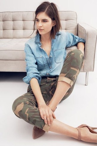 Olivgrüne Camouflage Jeans kombinieren – 31 Damen Outfits: Probieren Sie diese Kombination aus einem hellblauen Jeanshemd und olivgrünen Camouflage Jeans, um ein stylisches Freizeit-Outfit zu schaffen. Braune Wildleder Pumps sind eine kluge Wahl, um dieses Outfit zu vervollständigen.