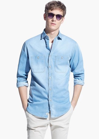 Hellblaues Jeanshemd kombinieren – 161 Sommer Herren Outfits: Vereinigen Sie ein hellblaues Jeanshemd mit einer weißen Chinohose für ein großartiges Wochenend-Outfit. So einfach kann ein schöner Sommer-Look sein.