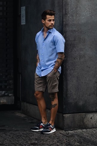Rotbraune Shorts kombinieren – 129 Herren Outfits: Vereinigen Sie ein hellblaues Kurzarmhemd mit rotbraunen Shorts für ein bequemes Outfit, das außerdem gut zusammen passt. Wählen Sie die legere Option mit dunkelblauen Sportschuhen.